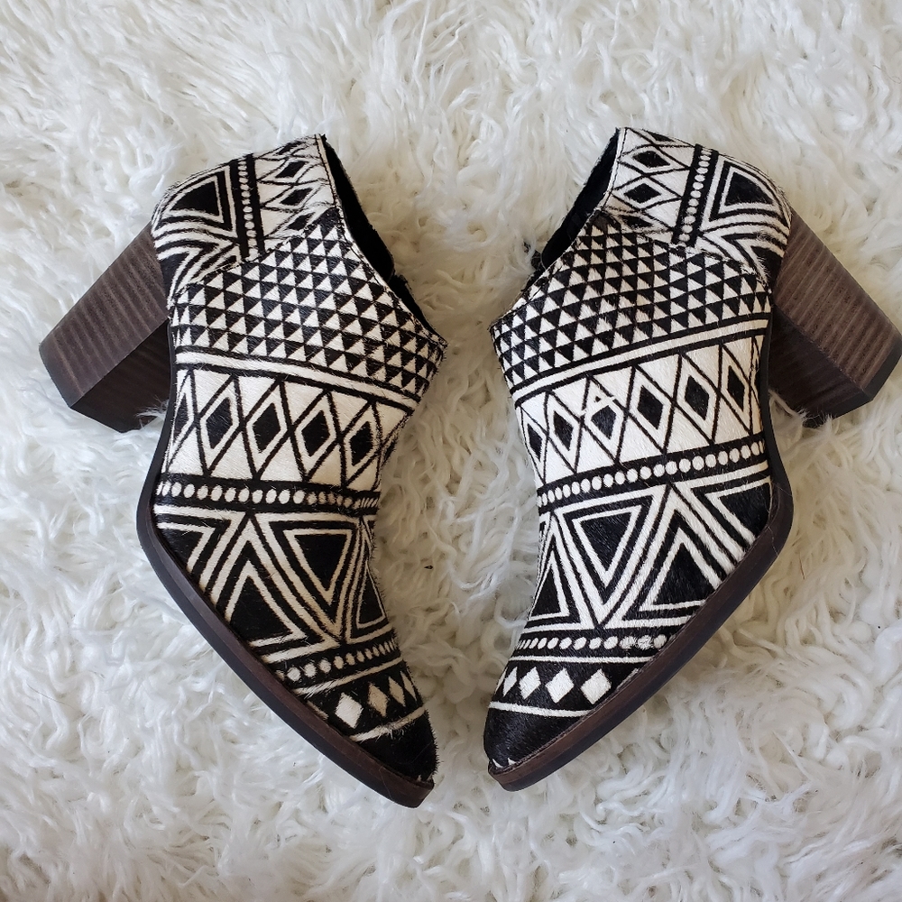 Lucky Brand Women's Pamira Cowhide Memory Foam Pull-On Geometric Print Boot 7.5M